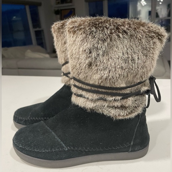 Tom’s “Nepal” Suede & Faux Fur Boot - Picture 5 of 10